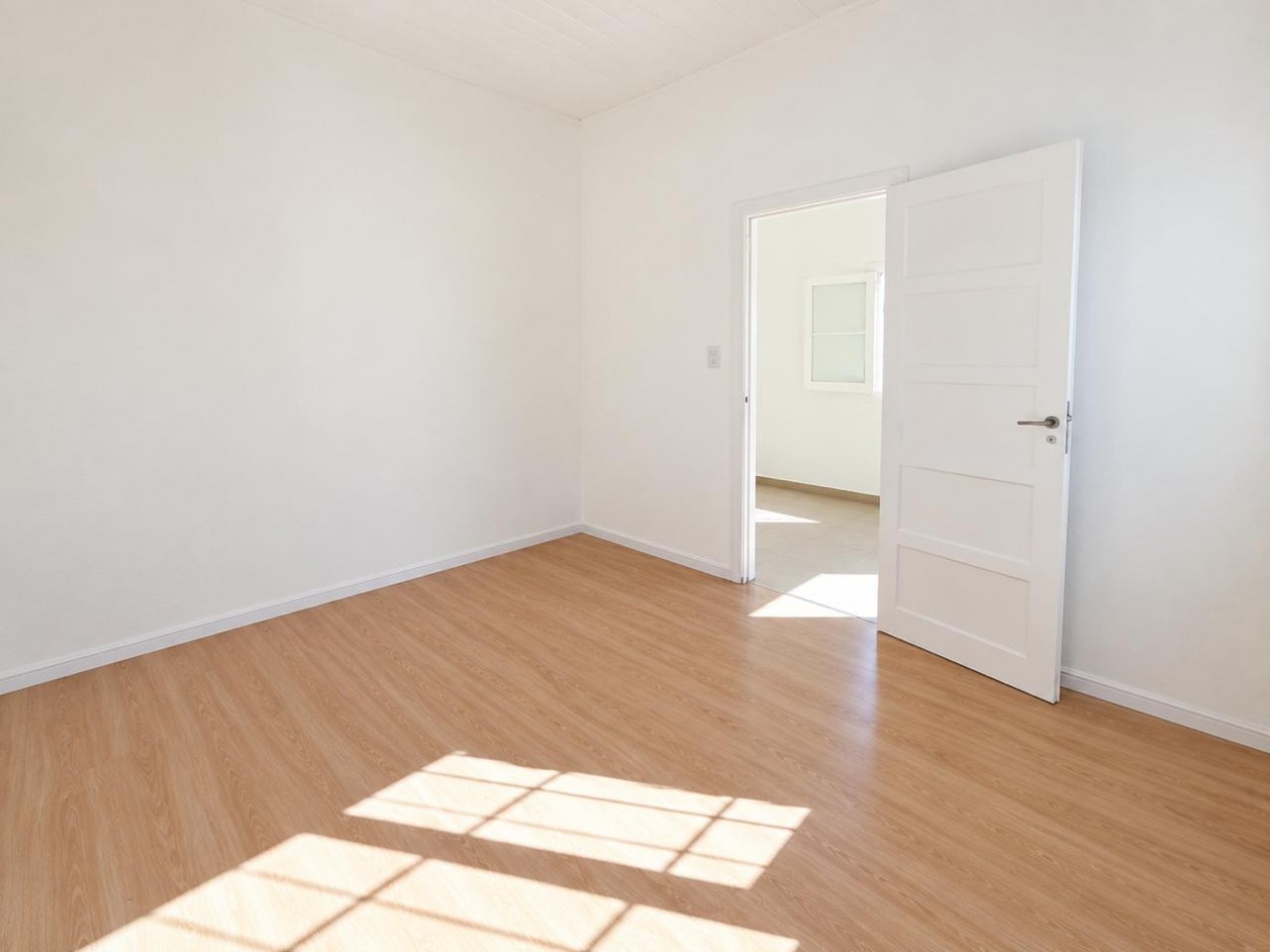 Casa de 3 ambientes con patio y cochera, en venta