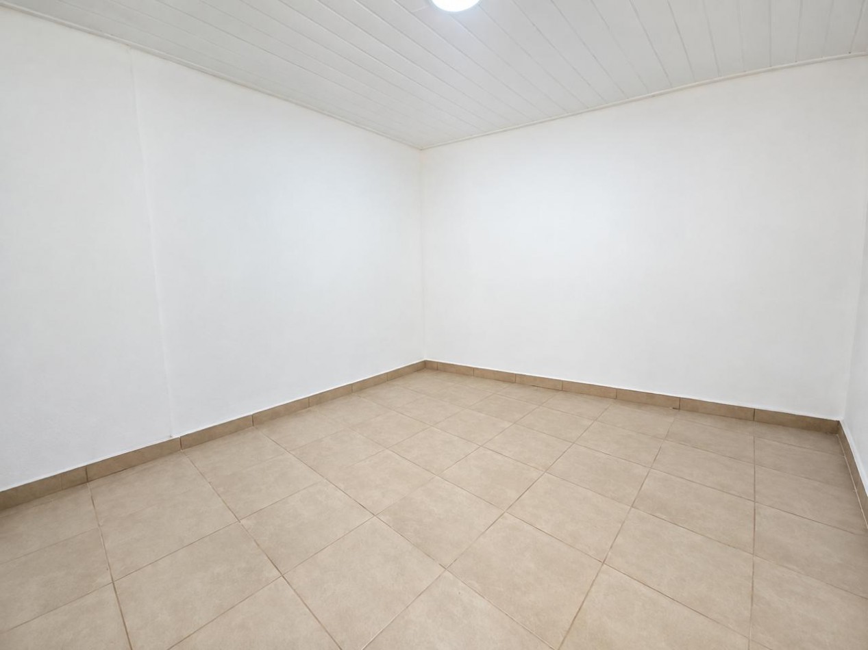 Casa de 3 ambientes con patio y cochera, en venta