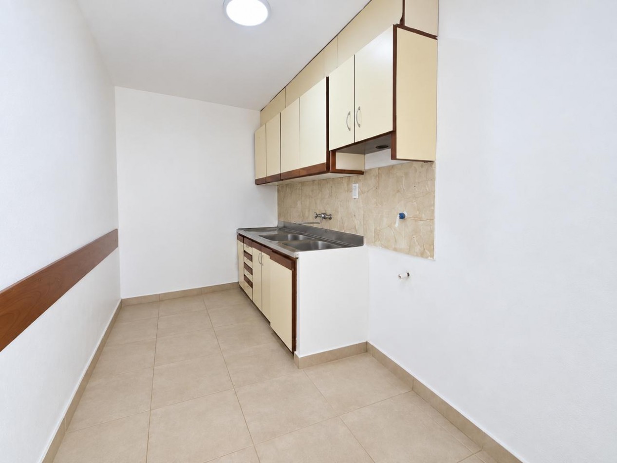 Casa de 3 ambientes con patio y cochera, en venta
