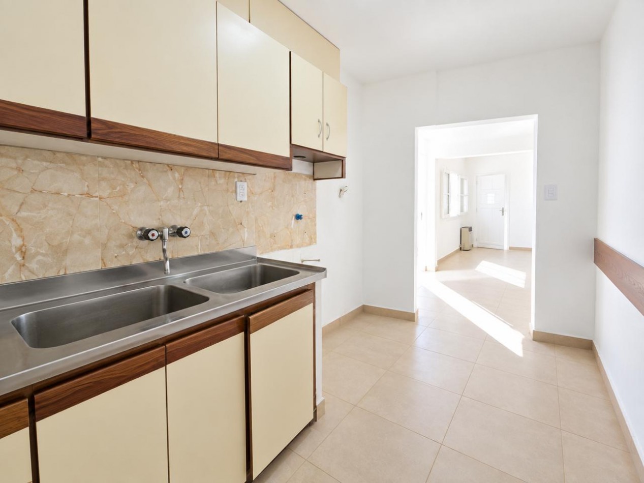 Casa de 3 ambientes con patio y cochera, en venta