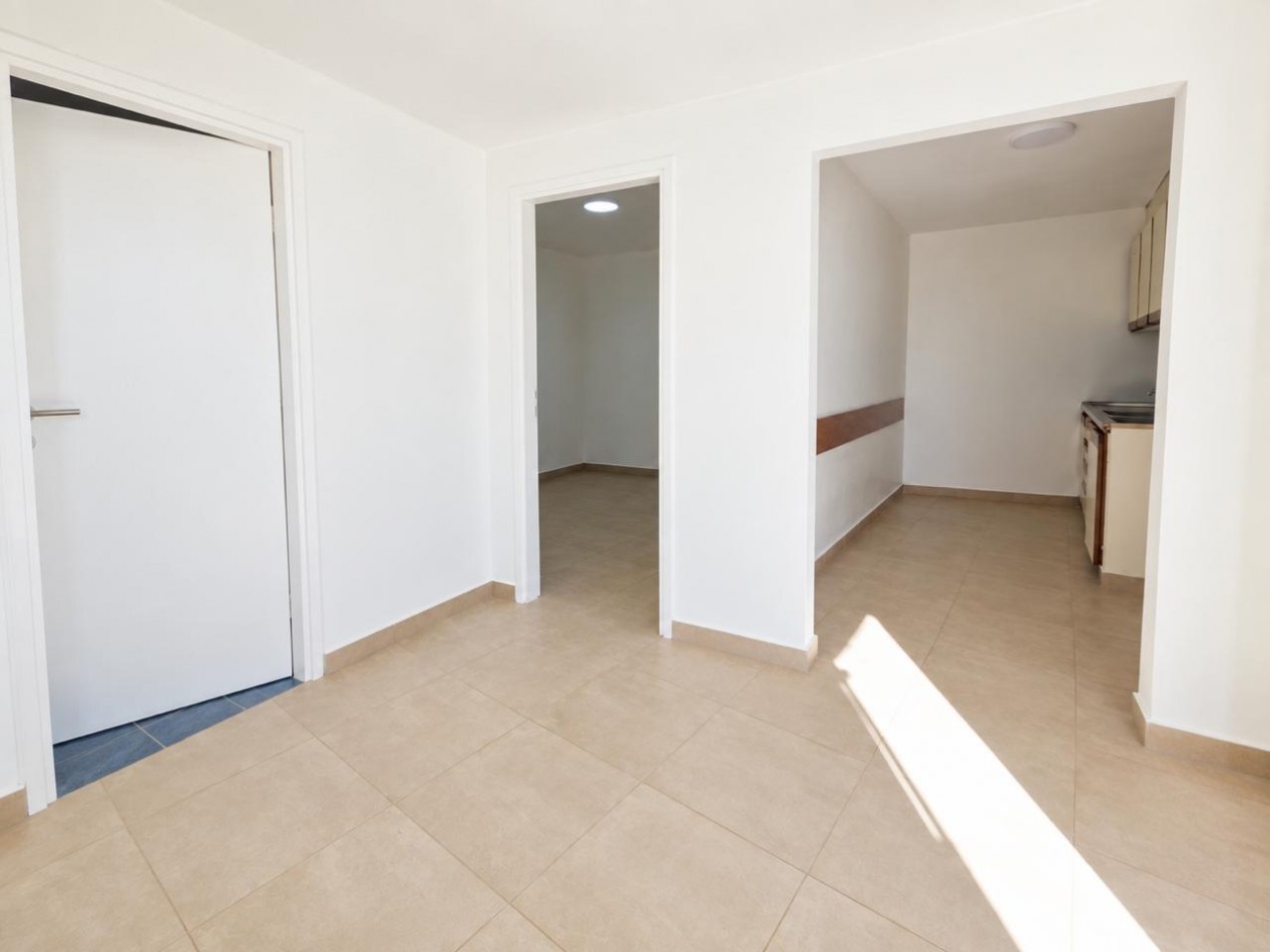 Casa de 3 ambientes con patio y cochera, en venta