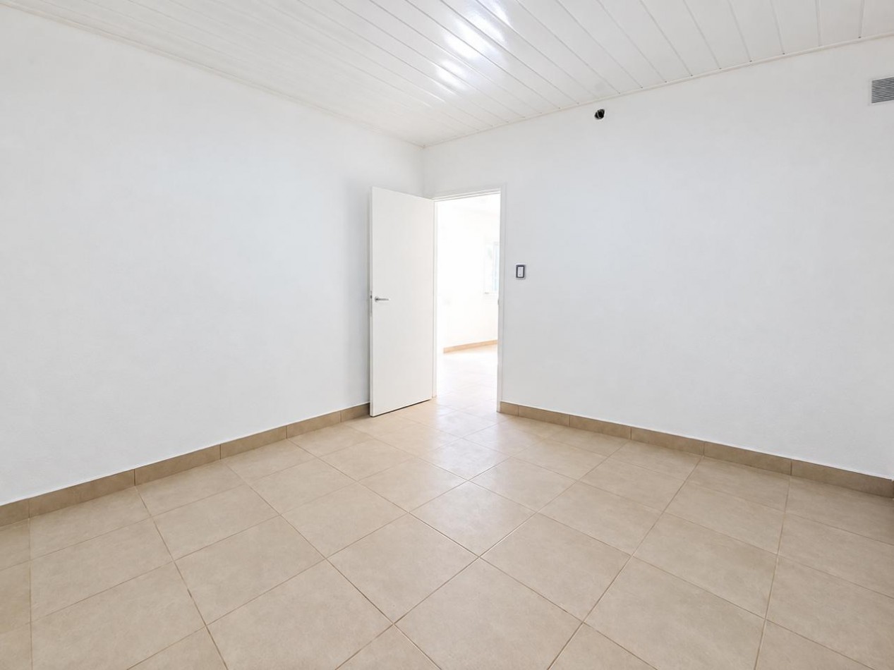 Casa de 3 ambientes con patio y cochera, en venta