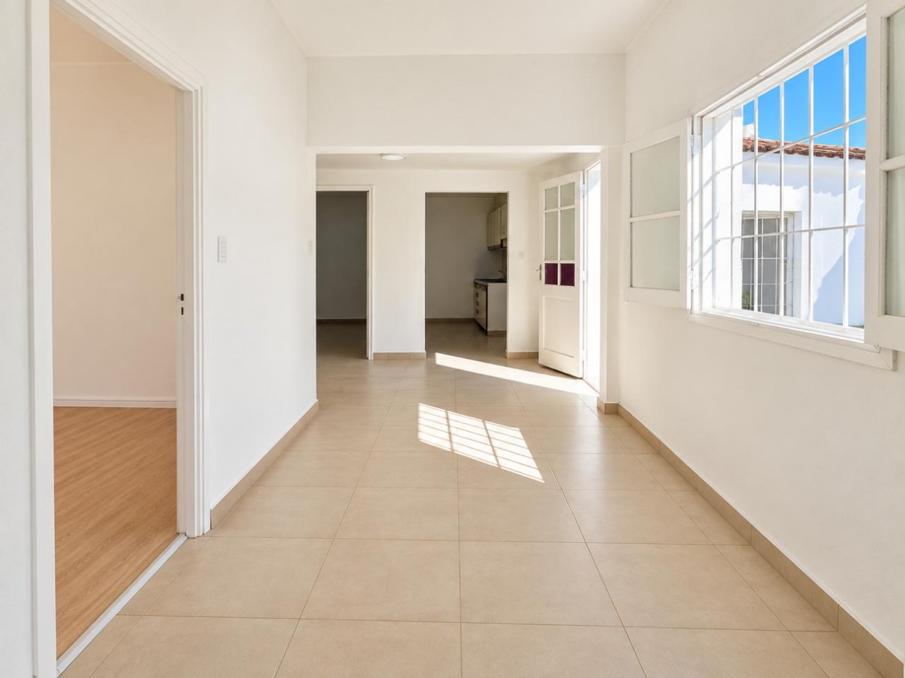 Casa de 3 ambientes con patio y cochera, en venta