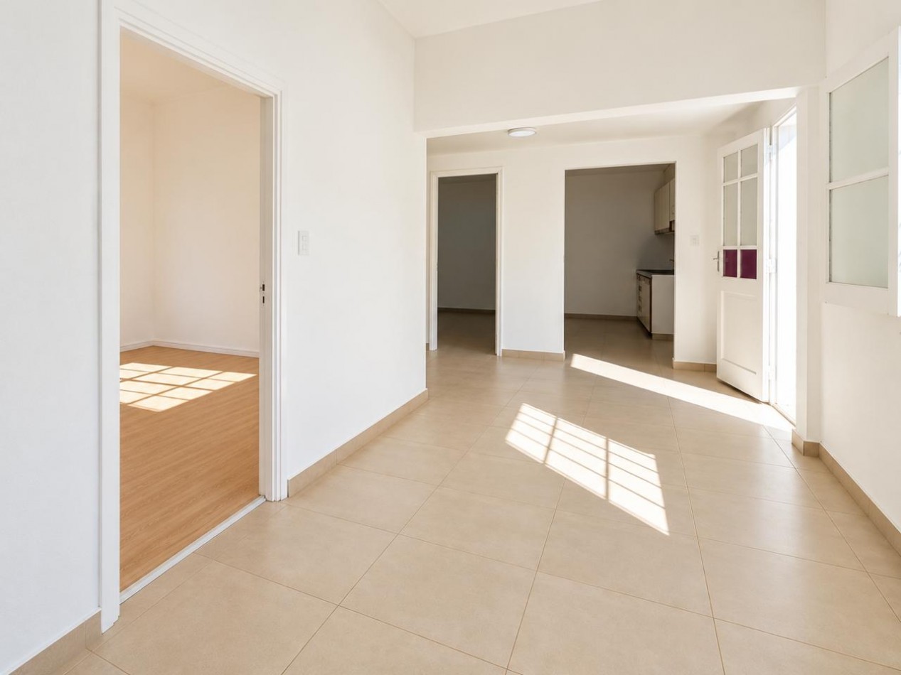 Casa de 3 ambientes con patio y cochera, en venta