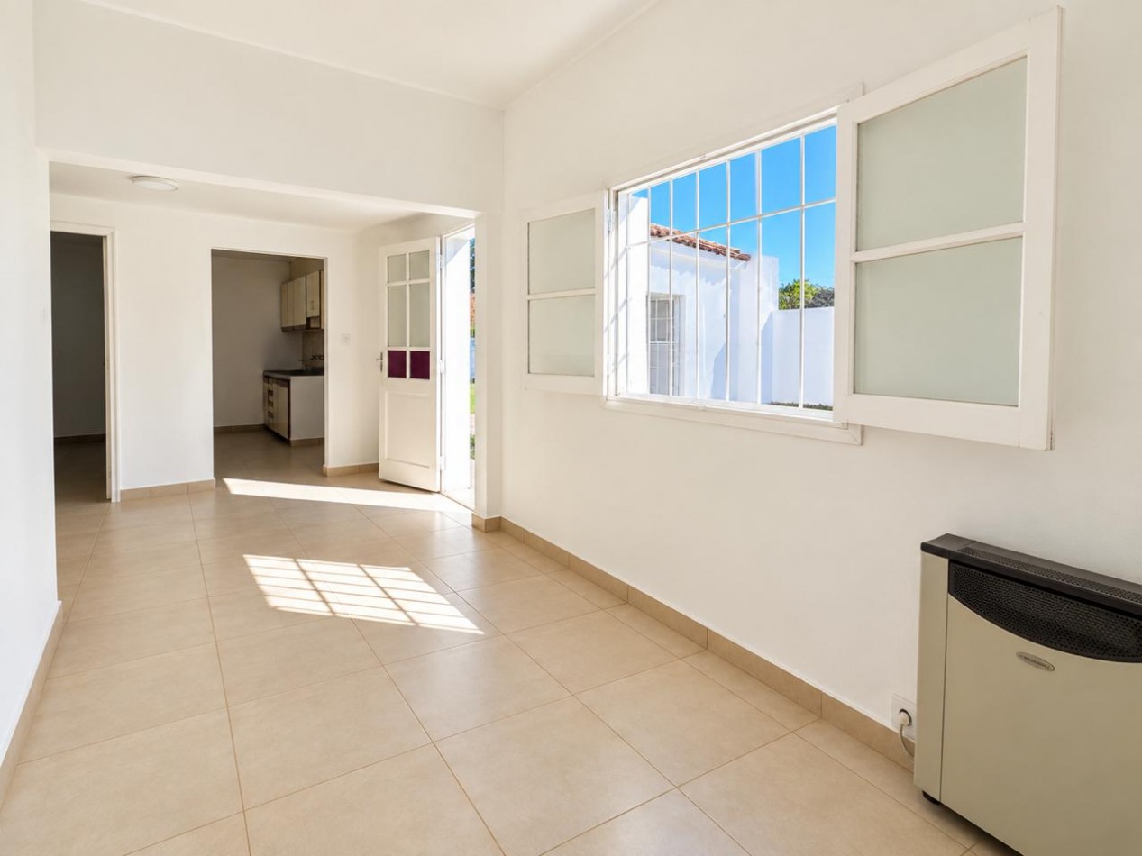 Casa de 3 ambientes con patio y cochera, en venta