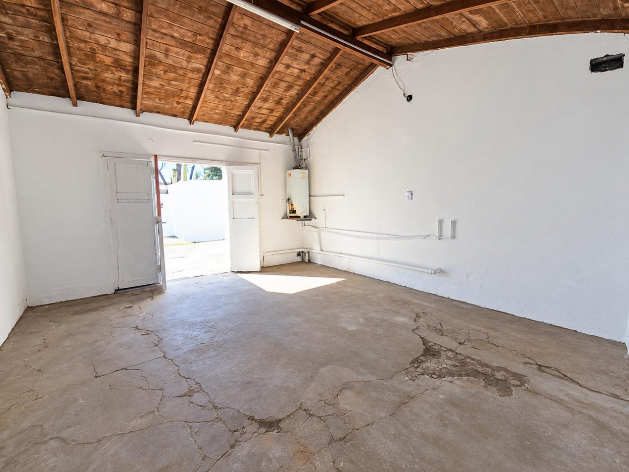 Casa de 3 ambientes con patio y cochera, en venta