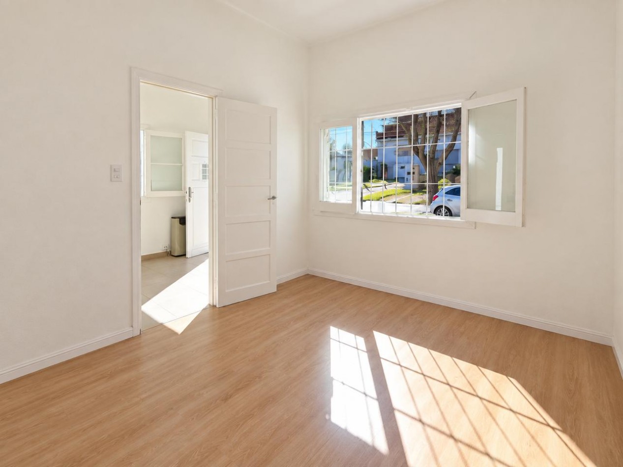 Casa de 3 ambientes con patio y cochera, en venta