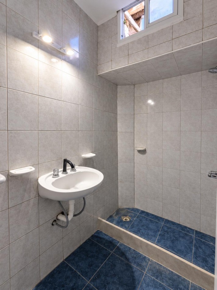 Casa de 3 ambientes con patio y cochera, en venta
