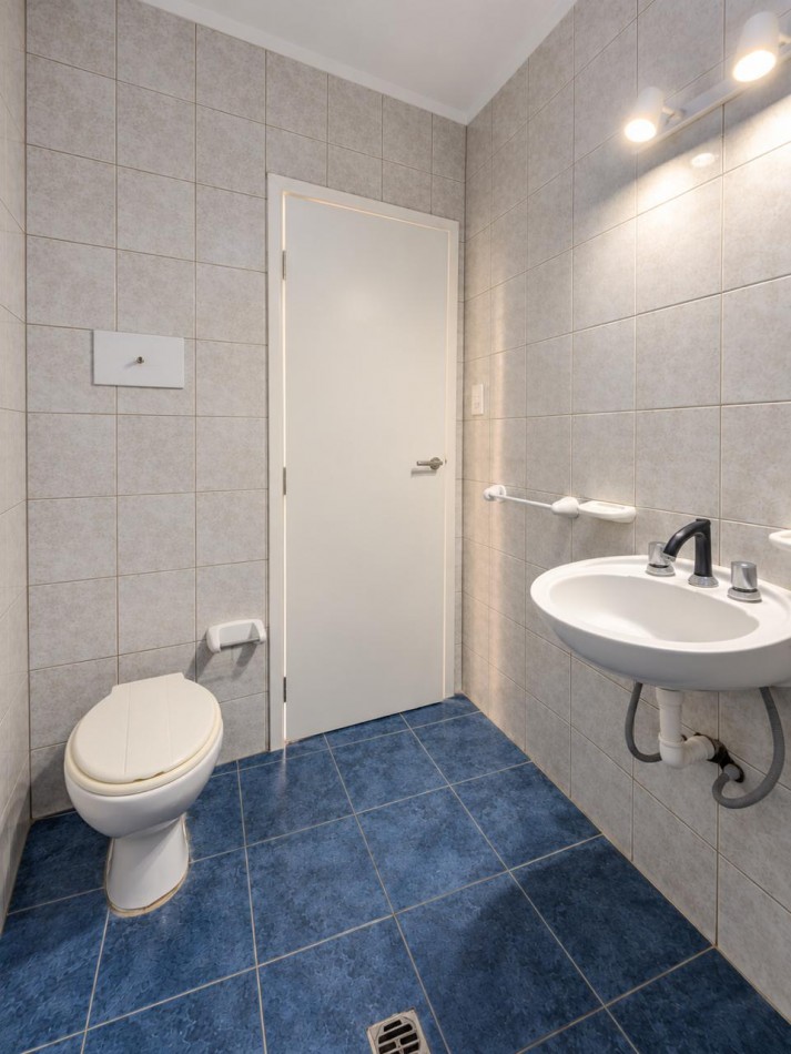 Casa de 3 ambientes con patio y cochera, en venta