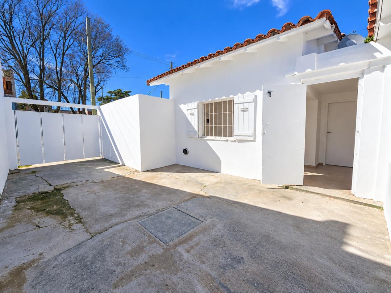 Casa de 3 ambientes con patio y cochera, en venta