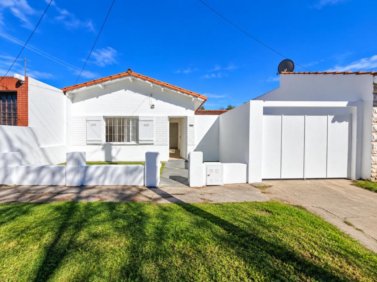 Casa de 3 ambientes con patio y cochera, en venta