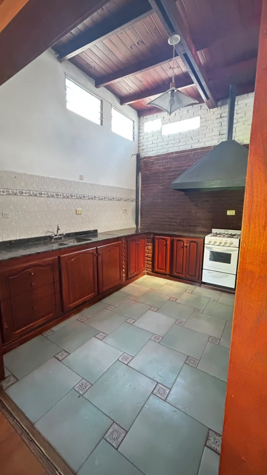 Casa de 4 ambientes con parque y garage, en alquiler 24 meses