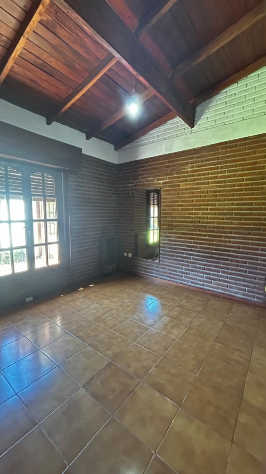 Casa de 4 ambientes con parque y garage, en alquiler 24 meses