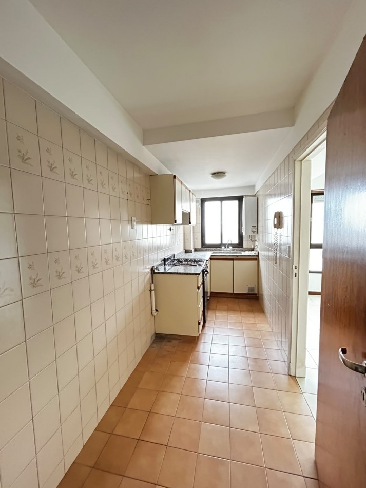 Departamento de 2 ambientes, con vista lateral al mar. Alquiler 24 meses