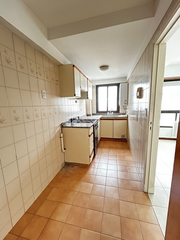 Departamento de 2 ambientes, con vista lateral al mar. Alquiler 24 meses